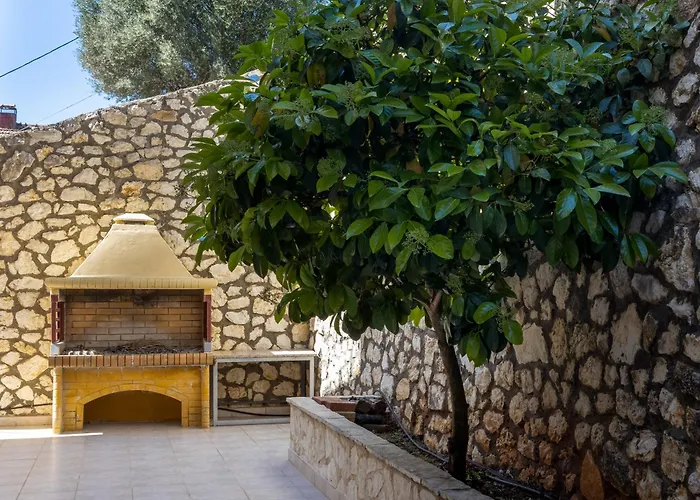 Plaka\'S House